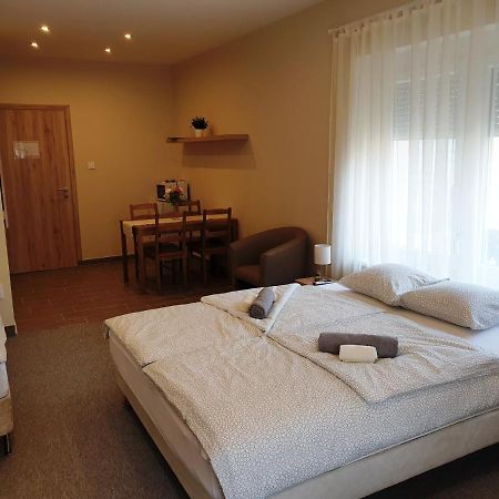 Mediterran Villa Kecskemét Eksteriør bilde